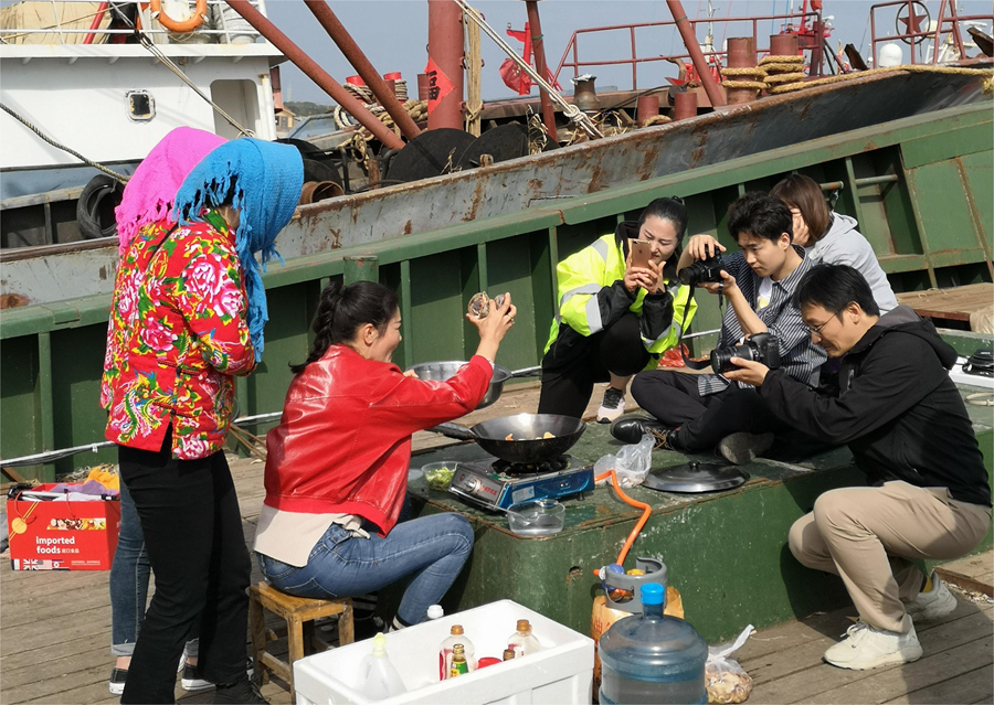 海前村依托渔业资源，引导返乡大学生投身电商产业。赣榆区委宣传部供图