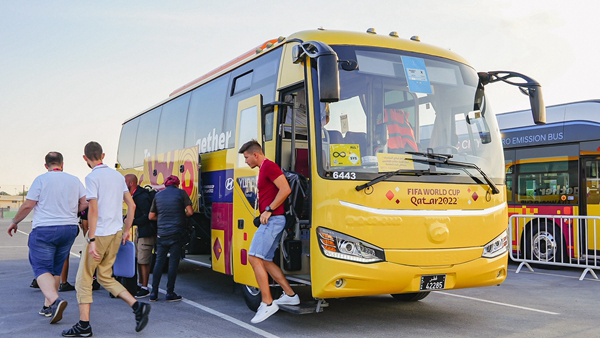 卡塔尔接送球迷的苏州金龙大巴车。马靖宇摄