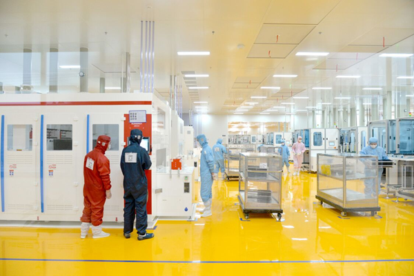 润阳光伏公司生产车间内，工作人员正在操作设备。杨征程摄