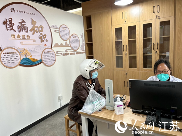 李爱平（右）接受患者咨询。人民网 顾姝姝摄