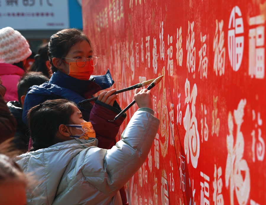 游客写“福”传递新年祝福。史道智摄