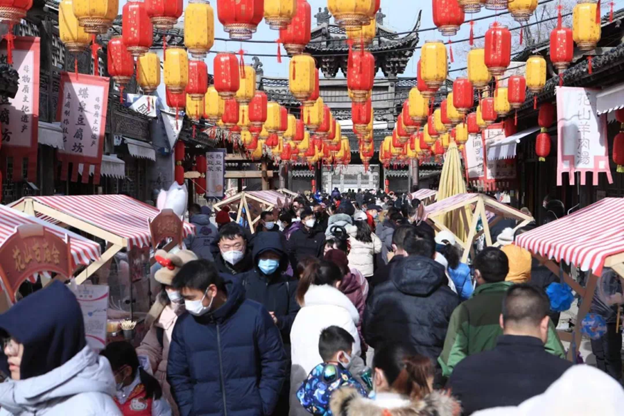 宝华山千华古村内，游客购买特色美食、欣赏非遗技艺。句容市文体广电和旅游局供图