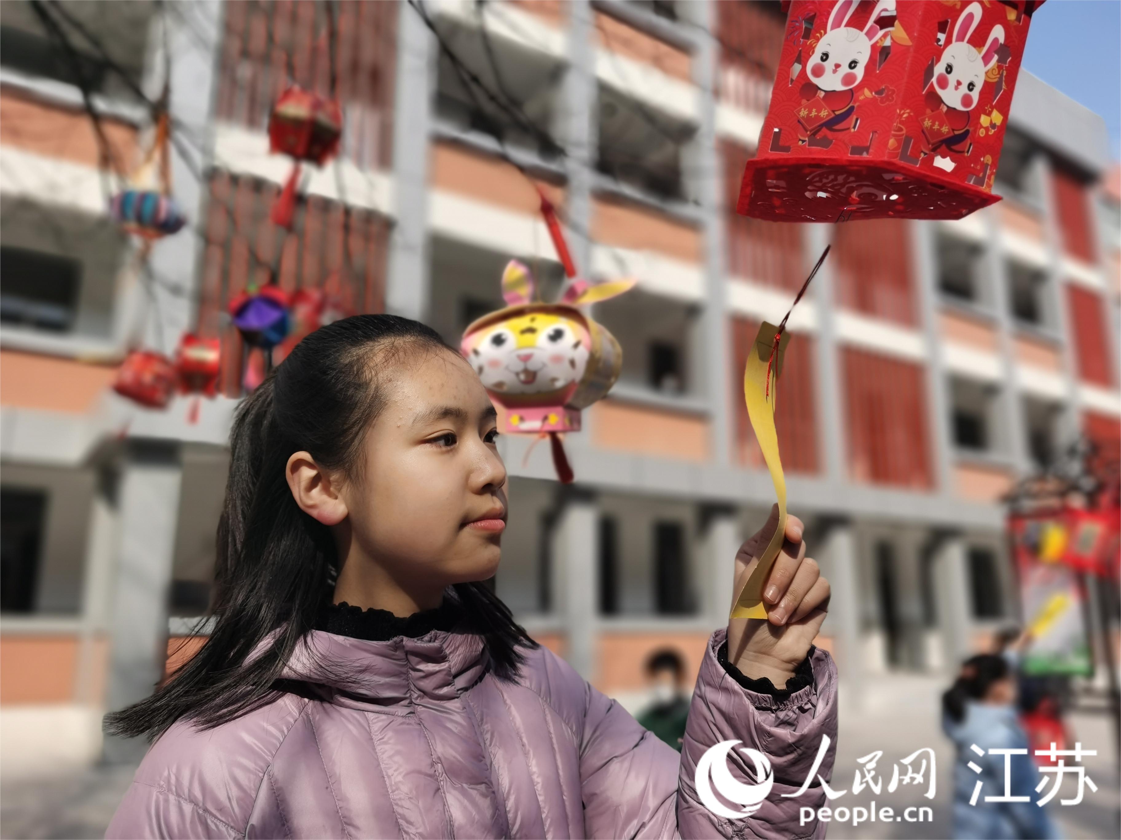 孩子们正在猜灯谜。人民网记者王继亮摄 