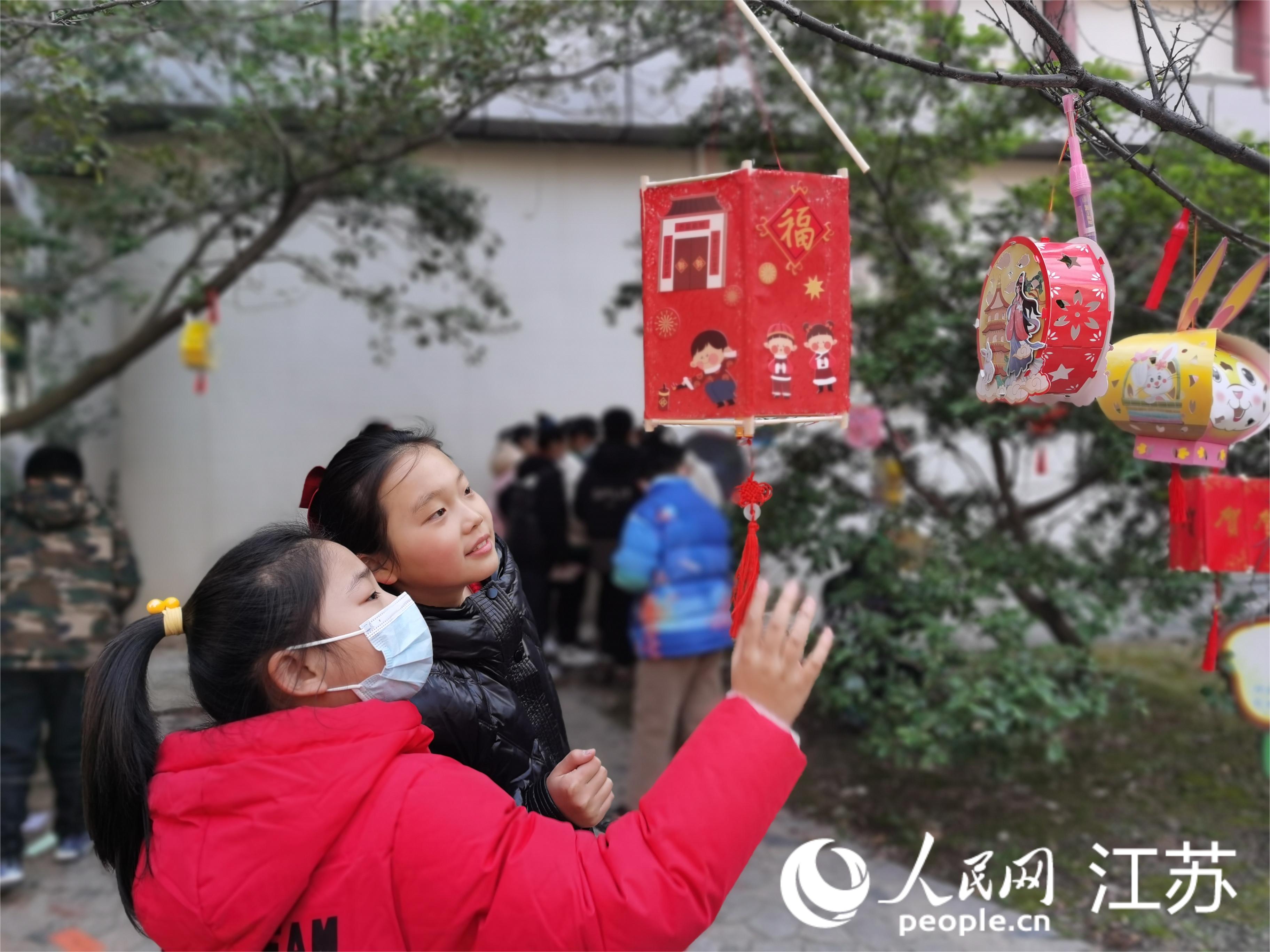 孩子们正在猜灯谜。人民网记者王继亮摄