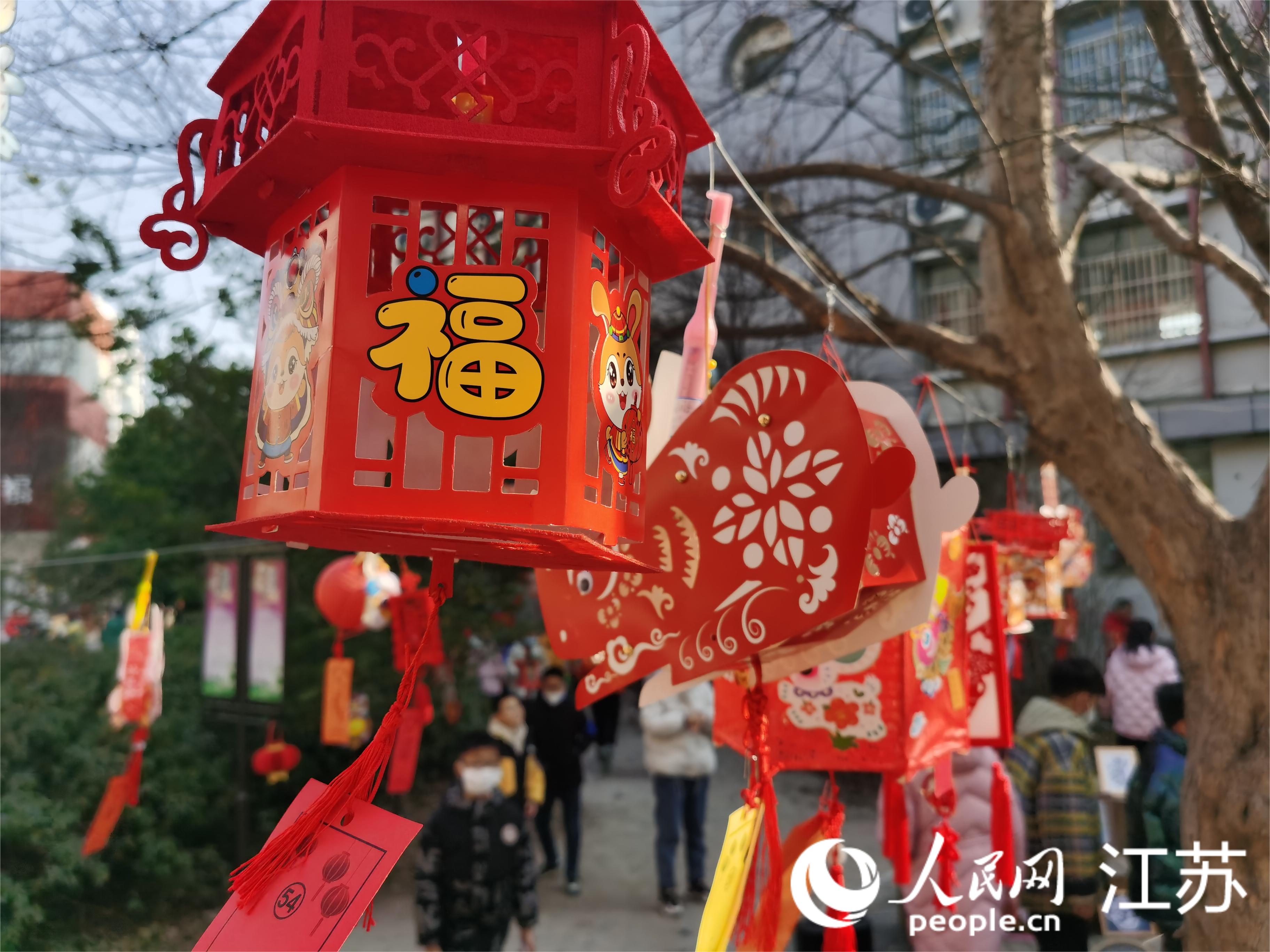 红色的灯笼将校园衬托得更加喜庆。人民网记者王继亮摄