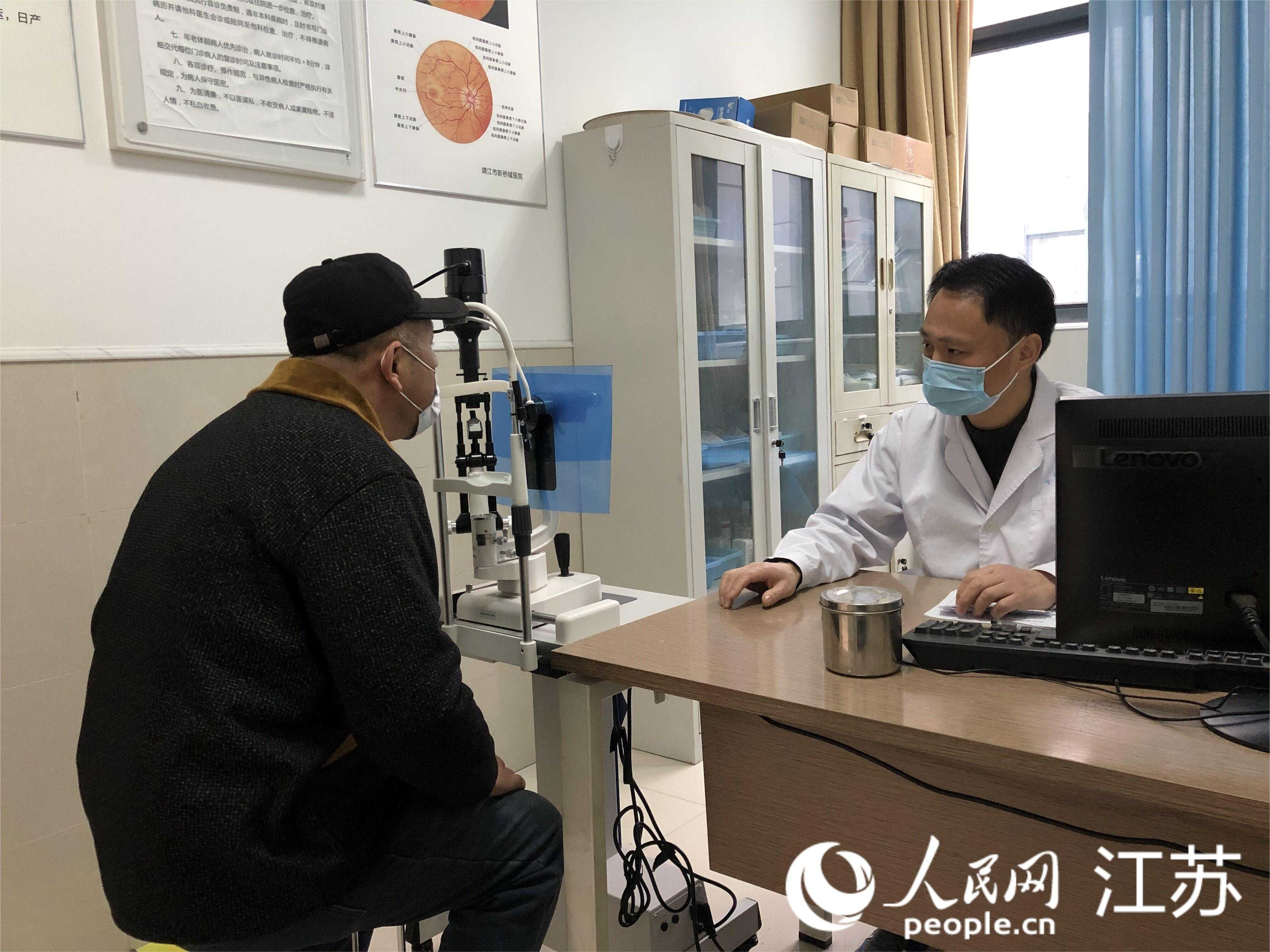 靖江市新桥城医院的医生正在坐诊。人民网 王丹丹摄