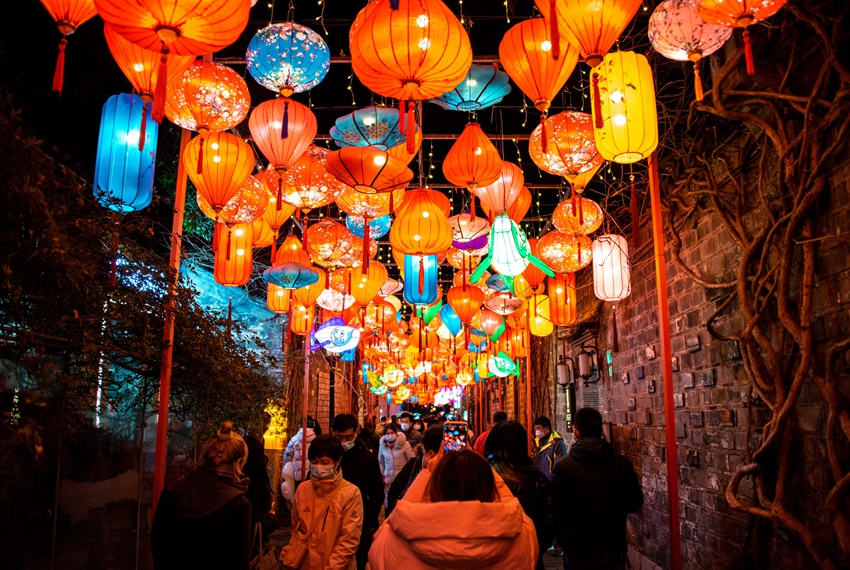 南京老门东三条营错落有致的花灯道。刘沐阳摄