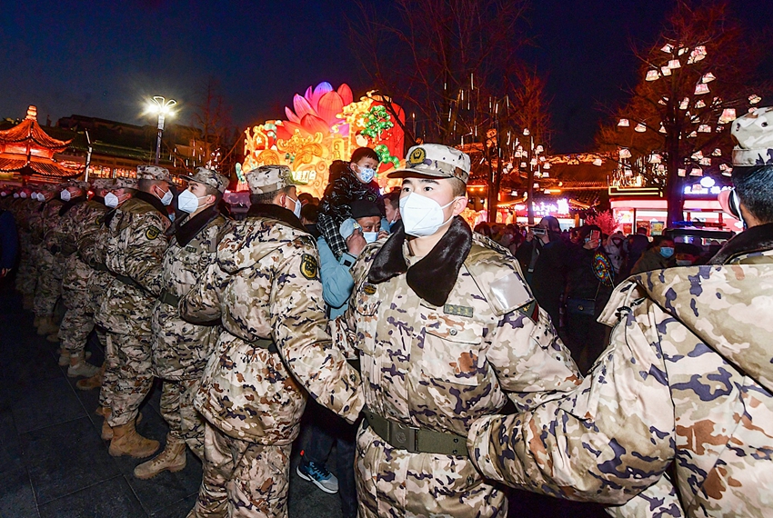 武警南京支队官兵组成“人墙”维护秩序。邵丹摄