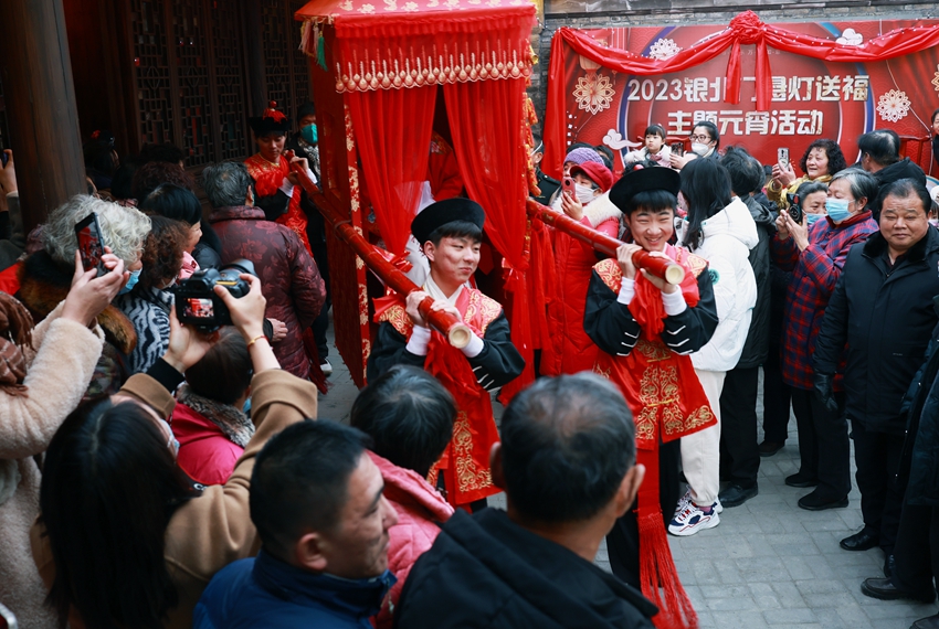 抬花轿引起市民围观。史道智摄