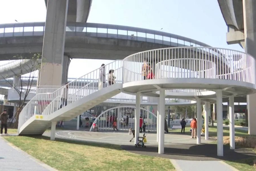 桥下空间最大限度地实现了城市资源利用和共享。张园昀摄