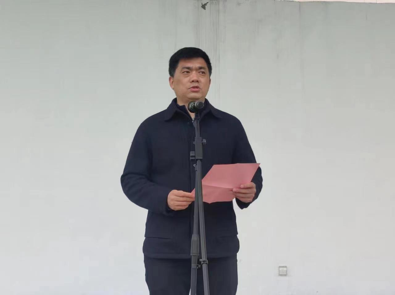 张甸中学党支部书记、校长周拥军作演讲。张甸中学供图
