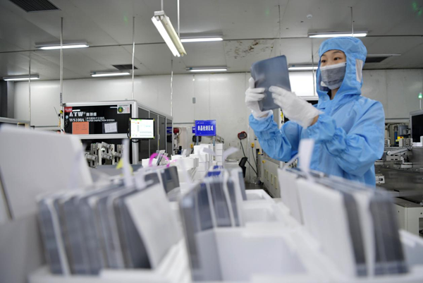 东海县一家硅材料企业员工在质检产品。东海县委宣传部供图
