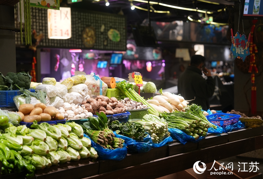 双塔市集内待售的新鲜蔬菜。人民网 冷金明摄