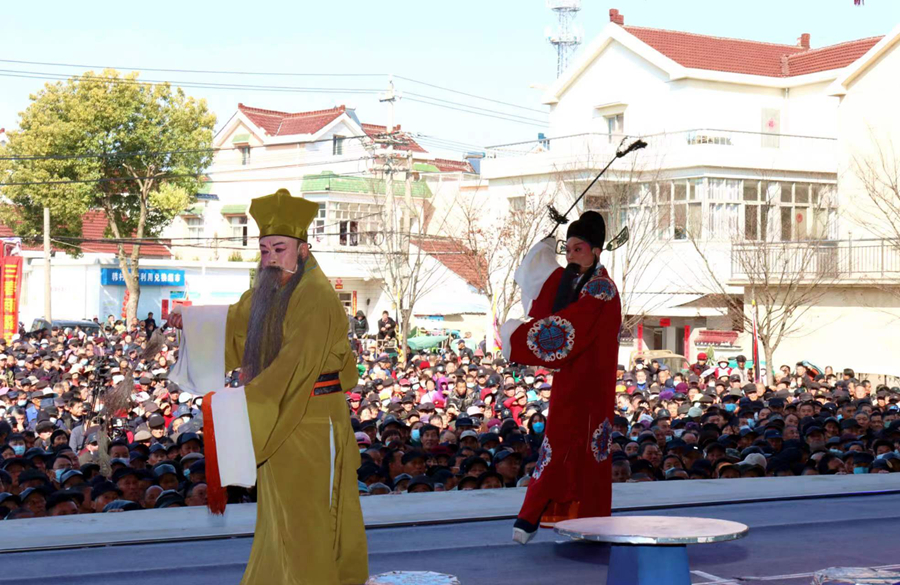 戏曲演员在南京高淳区古柏街道韩村传统庙会上表演。高晓平摄