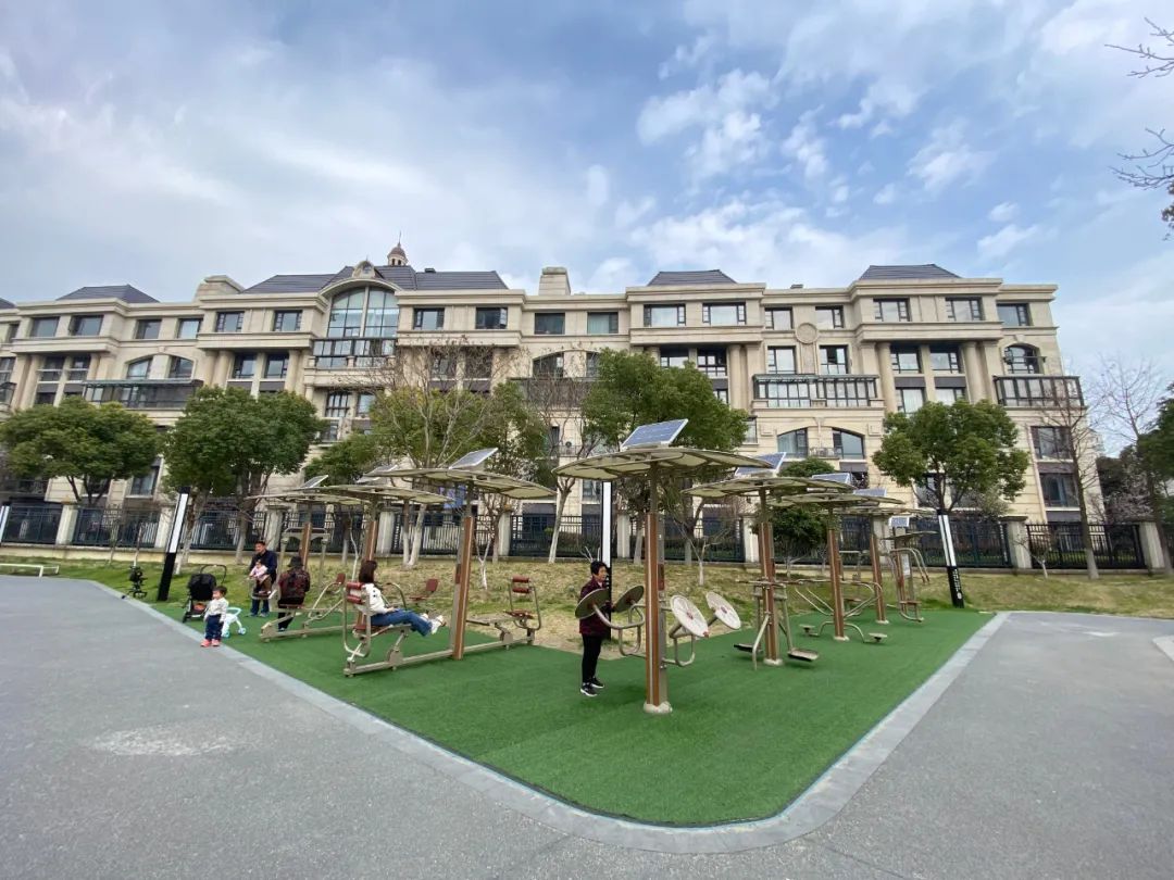 公园健身场地路面换上一层“绿衣”。相元宣供图