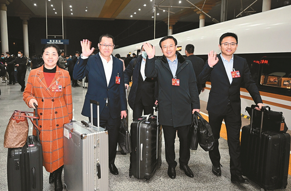 13日晚，出席十四届全国人大一次会议的江苏代表团代表陆续返回各自工作岗位。本报记者 吴胜摄