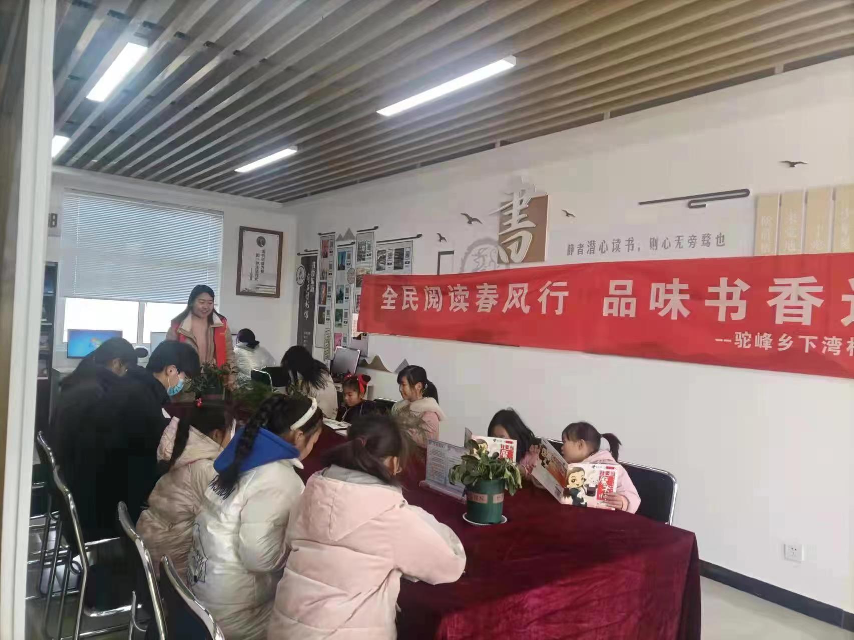 图为一教师正带领学生在农家书屋阅读。东海县委宣传部供图