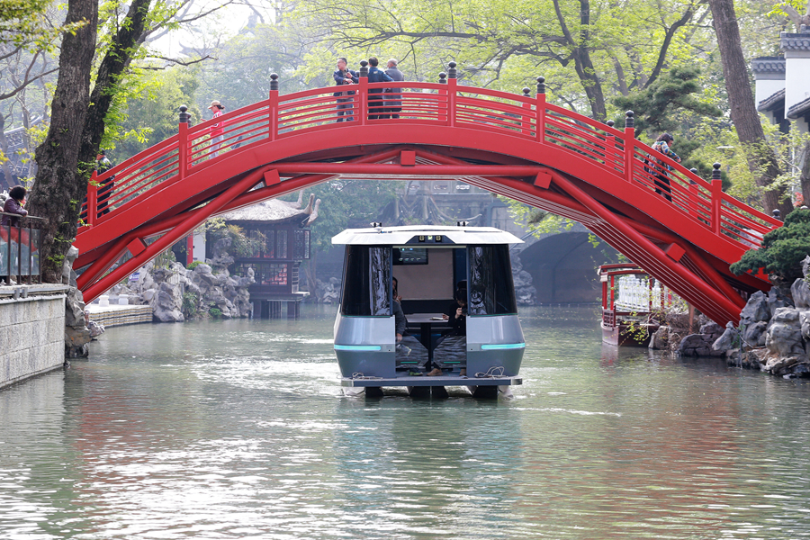 自动驾驶游船穿过古城美景。孟德龙摄