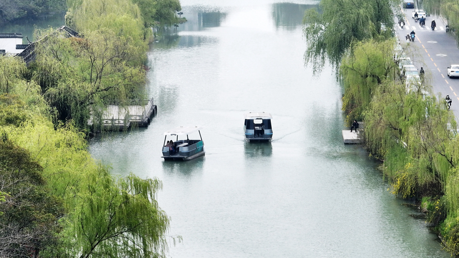 自动驾驶游船亮相古运河。孟德龙摄