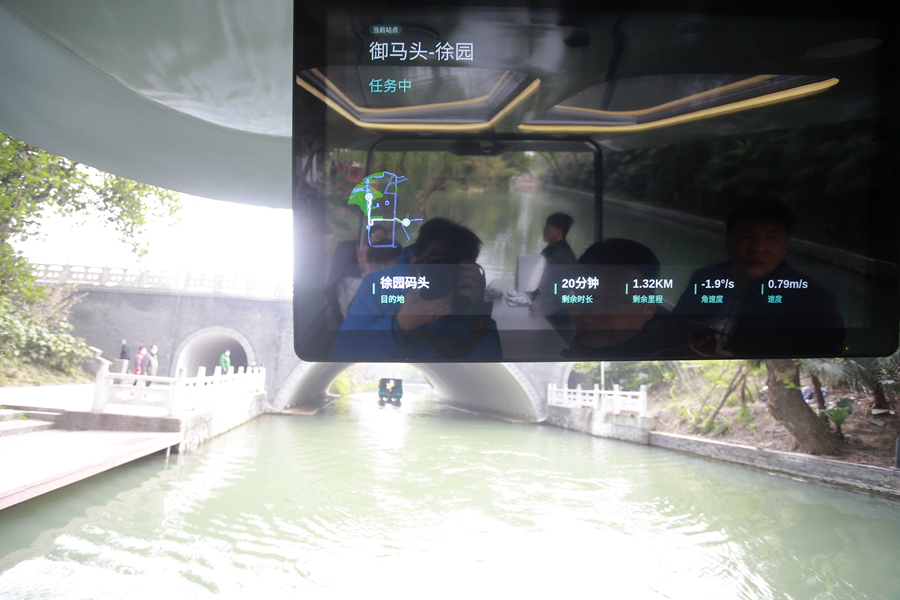 科技感十足的自动驾驶游船。孟德龙摄