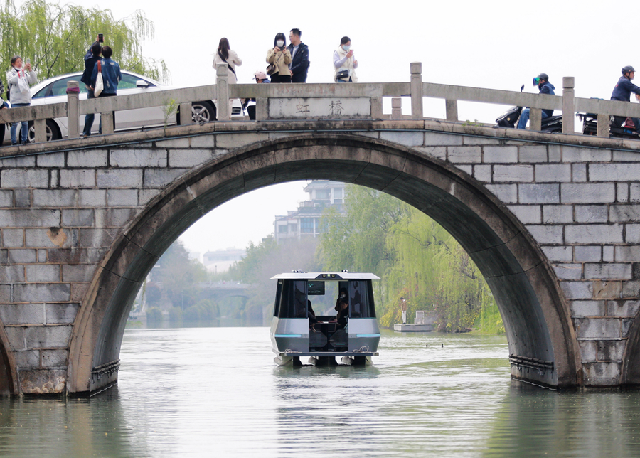 自动驾驶游船穿过大虹桥。孟德龙摄
