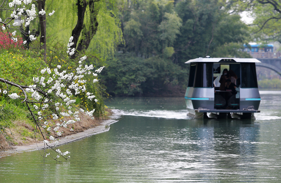 自动驾驶游船亮相古运河。孟德龙摄