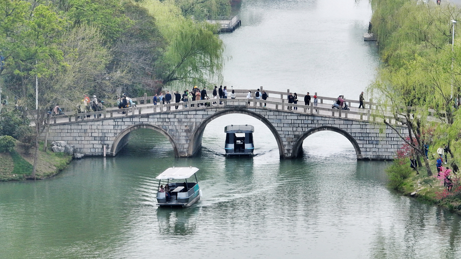 游船与古城美景交相辉映。孟德龙摄