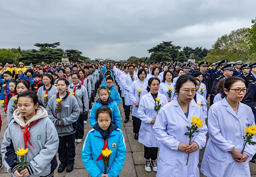 祭扫仪式现场。胡潇摄 