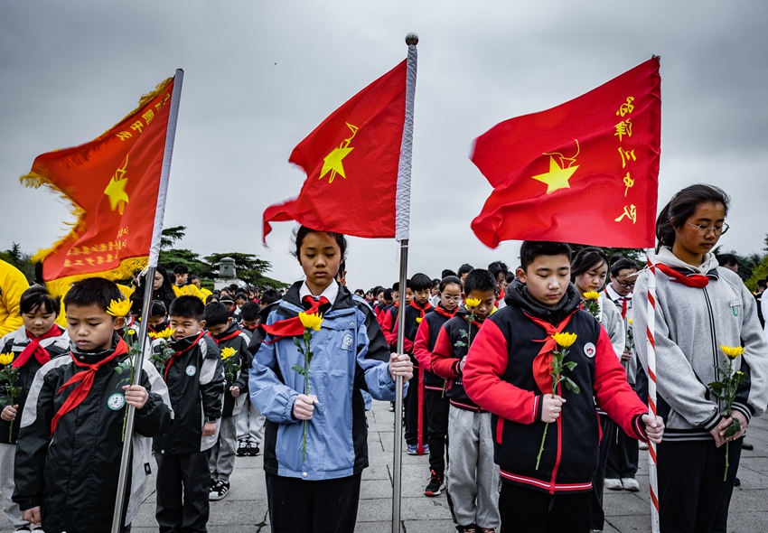 中小学生代表默哀。胡潇摄 