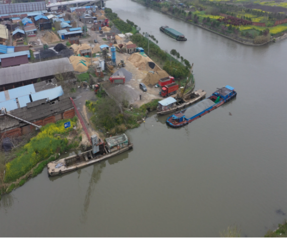 通榆河一级保护区内，东台市安榆大桥南北两侧存在多个未经审批的违规流动船码头。