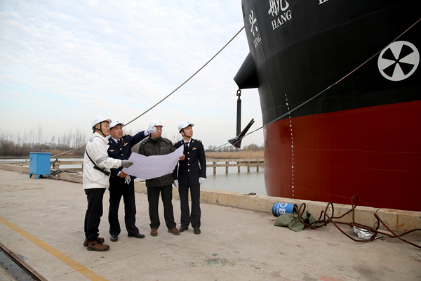 执法人员开展船舶建造现场VCA检查。泰州海事局供图