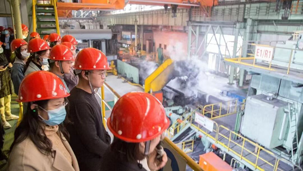 三江學院在梅山鋼鐵參觀。梅山街道供圖