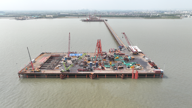 张靖皋长江大桥关键控制性工程——南航道桥南主塔桩基施工完成。   张家港海事局供图