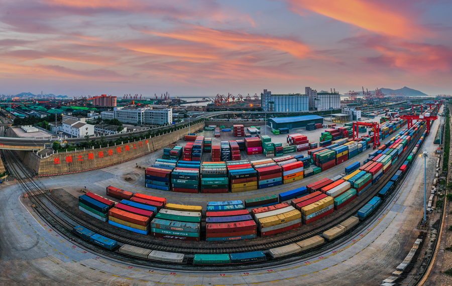 五颜六色的集装箱组成一条条经济纽带。连云港港供图