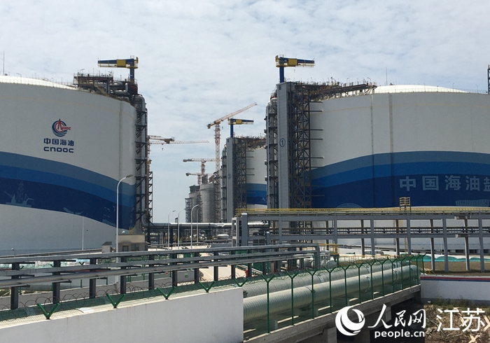 中国海油盐城“绿能港”建设的LNG储罐。人民网 俞杨摄