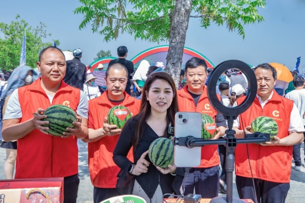 志愿者在直播间介绍当地西瓜。泗洪烟草供图