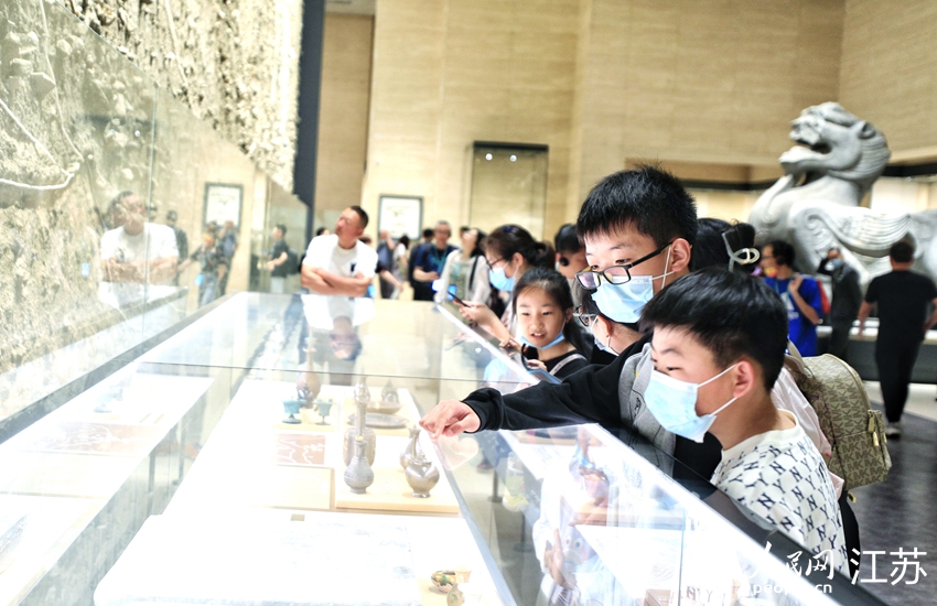 学生走进中国大运河博物馆参观。人民网记者 张玉峰摄