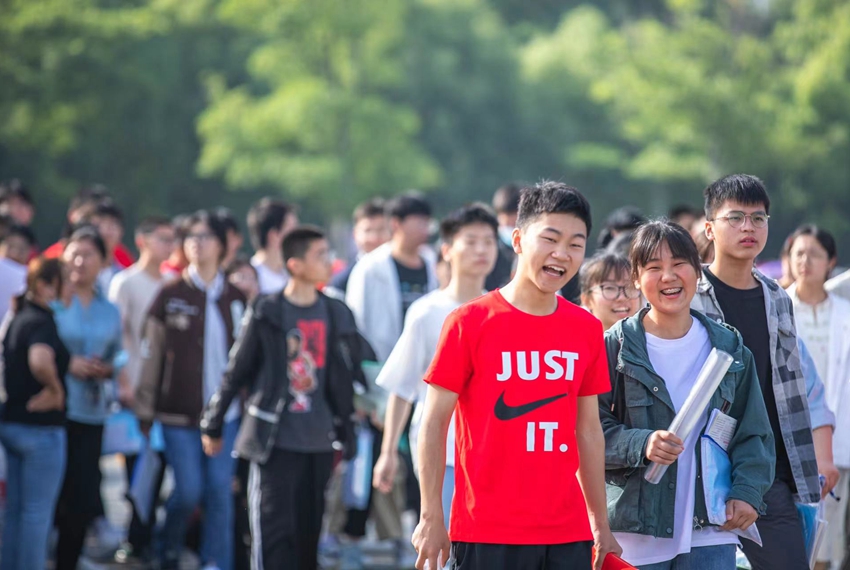 江苏省泗洪中学考点，考生们陆续到达。李文摄