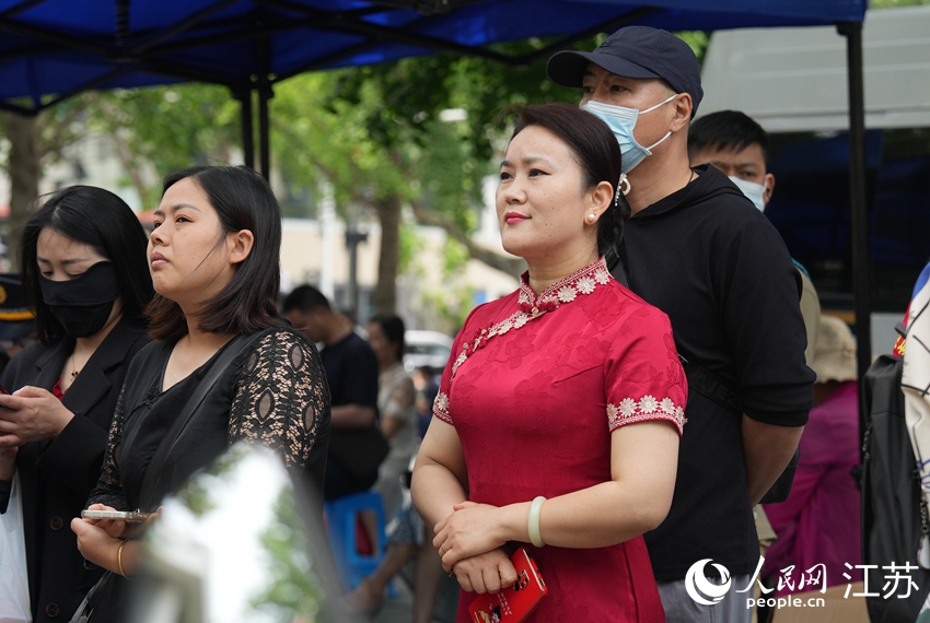 南京市第九中学考点门口围满了送考的家长。人民网 李静晔摄