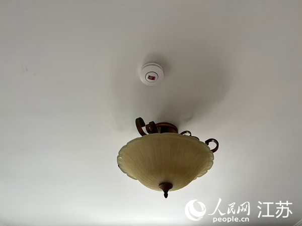 韩红芳老人家中客厅顶上的烟雾报警器。人民网记者 马晓波摄