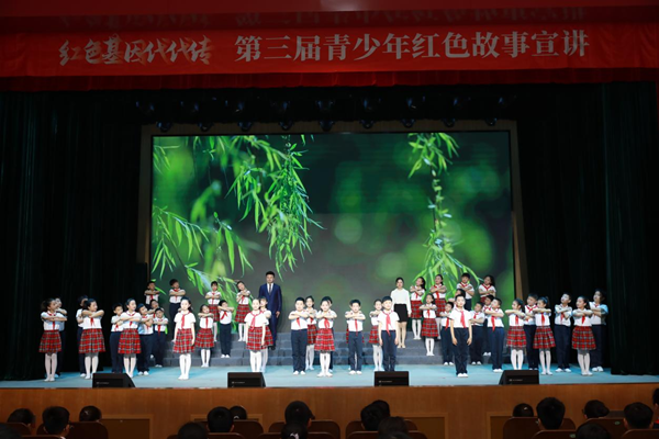 淮安市新安小学学生表演情景诗朗诵《春天的问候》。纪星名摄