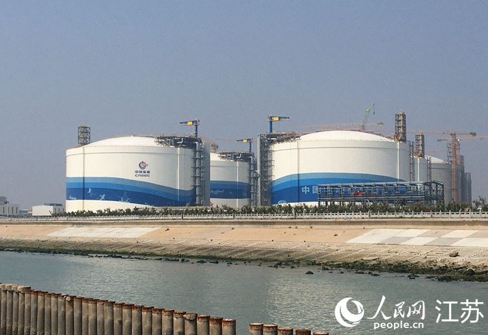 中国海油盐城“绿能港”一期4座22万立方米储罐。人民网 俞杨摄