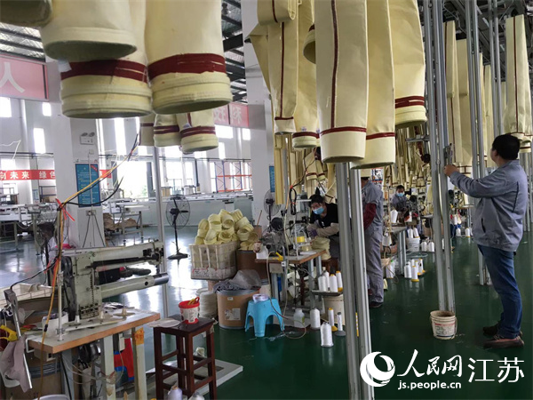 江蘇藍天環保集團股份有限公司環保濾料生產車間。人民網 俞楊攝