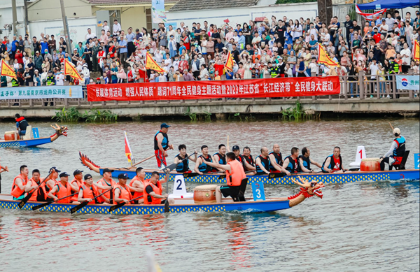 第九届南京市龙舟公开赛在八卦洲举行。栖宣摄