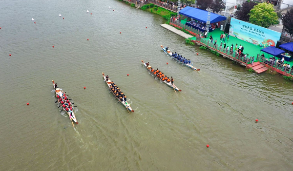 第九届南京市龙舟公开赛在八卦洲举行。栖宣摄