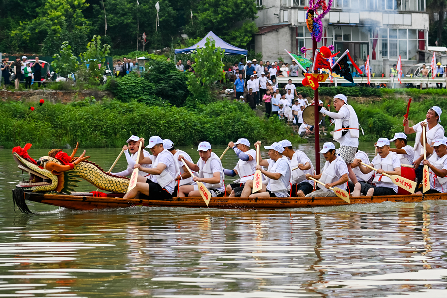 龙舟比赛现场。刘列摄