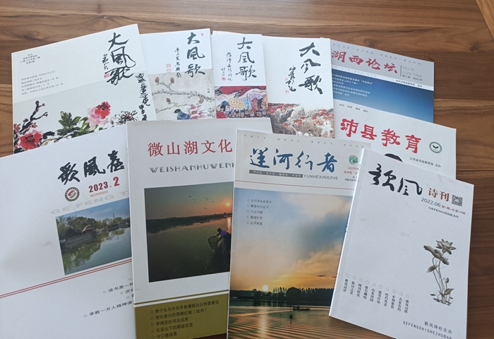 沛县出版的各种文学期刊。沛县文联供图