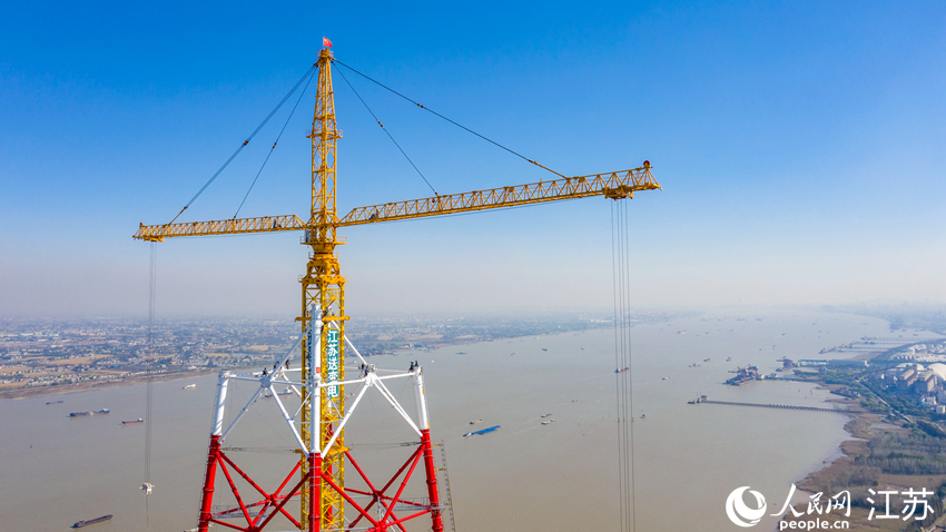 2021年11月13日，组塔施工进入冲刺阶段。国网江苏电力供图