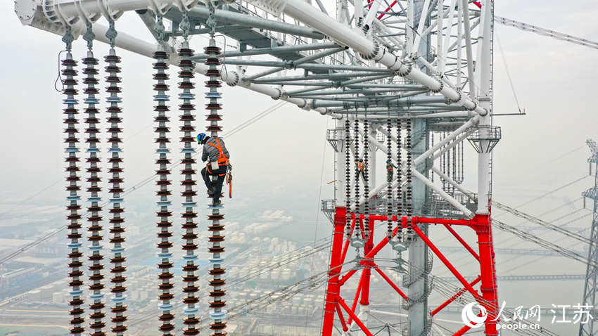 2023年2月20日，输电铁塔高空验收。国网江苏电力供图