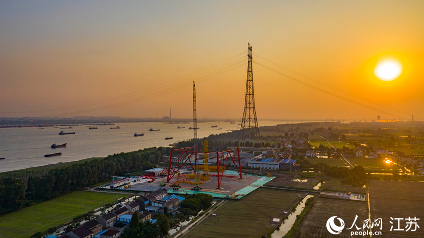2021年2月7日，首基承台浇筑完成。国网江苏电力供图